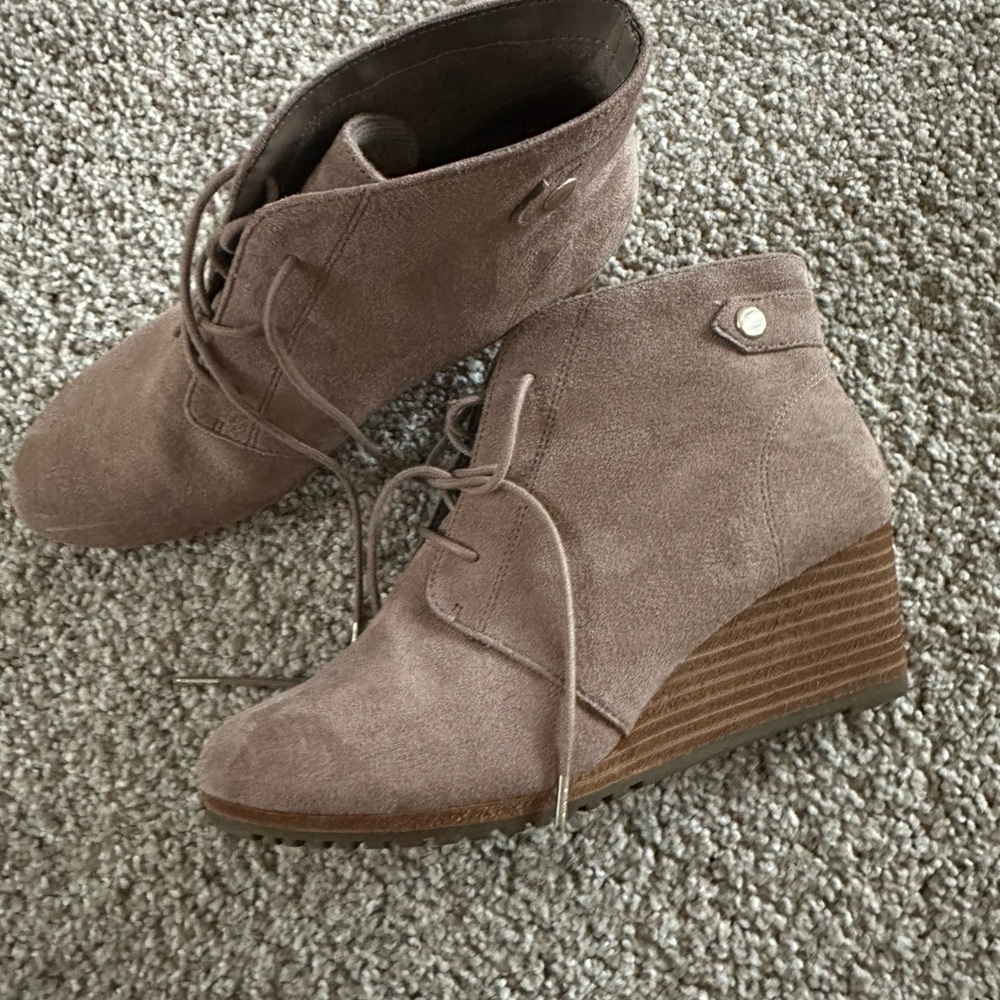 Dr Scholls Suede Lace-Up Wedge Ankle Boots - Taupe size 8